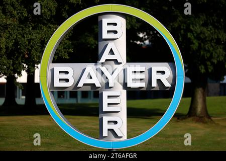 DAS freistehende logo der Bayer AG beim Standort der Agrarsparte der Bayer AG à Monheim. Der Chemiekonzern Hat im November 2023 einen massiven Stellenabbau angekündigt : nach einem Verlust von 4, 6 Milliarden Euro Will Bayer-Chef Bill Anderson mehrere Führungsebenen streichen und die Belegschaft erheblich reduzieren. Archivbild, Themenbild, Symbolbild Monheim, 30.08.2023 NRW Deutschland *** le logo autonome de Bayer AG sur le site de la division agricole de Bayer AGS à Monheim l'entreprise chimique a annoncé des suppressions massives d'emplois en novembre 2023 après une perte de 4,6 milliards d'euros, Bayer patron Banque D'Images