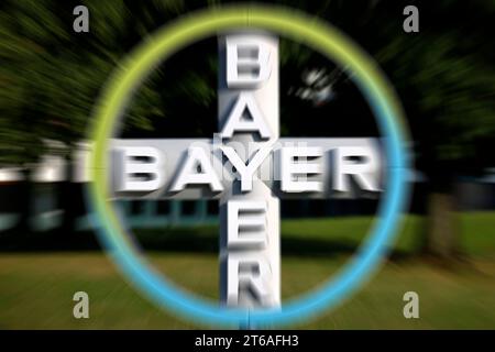 DAS freistehende logo der Bayer AG beim Standort der Agrarsparte der Bayer AG à Monheim. Der Chemiekonzern Hat im November 2023 einen massiven Stellenabbau angekündigt : nach einem Verlust von 4, 6 Milliarden Euro Will Bayer-Chef Bill Anderson mehrere Führungsebenen streichen und die Belegschaft erheblich reduzieren. Archivbild, Themenbild, Symbolbild Monheim, 30.08.2023 NRW Deutschland *** le logo autonome de Bayer AG sur le site de la division agricole de Bayer AGS à Monheim l'entreprise chimique a annoncé des suppressions massives d'emplois en novembre 2023 après une perte de 4,6 milliards d'euros, Bayer patron Banque D'Images