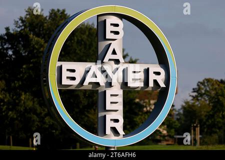 DAS freistehende logo der Bayer AG beim Standort der Agrarsparte der Bayer AG à Monheim. Der Chemiekonzern Hat im November 2023 einen massiven Stellenabbau angekündigt : nach einem Verlust von 4, 6 Milliarden Euro Will Bayer-Chef Bill Anderson mehrere Führungsebenen streichen und die Belegschaft erheblich reduzieren. Archivbild, Themenbild, Symbolbild Monheim, 30.08.2023 NRW Deutschland *** le logo autonome de Bayer AG sur le site de la division agricole de Bayer AGS à Monheim l'entreprise chimique a annoncé des suppressions massives d'emplois en novembre 2023 après une perte de 4,6 milliards d'euros, Bayer patron Banque D'Images