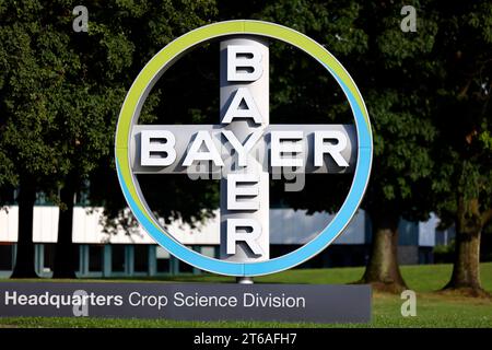 DAS freistehende logo der Bayer AG beim Standort der Agrarsparte der Bayer AG à Monheim. Der Chemiekonzern Hat im November 2023 einen massiven Stellenabbau angekündigt : nach einem Verlust von 4, 6 Milliarden Euro Will Bayer-Chef Bill Anderson mehrere Führungsebenen streichen und die Belegschaft erheblich reduzieren. Archivbild, Themenbild, Symbolbild Monheim, 30.08.2023 NRW Deutschland *** le logo autonome de Bayer AG sur le site de la division agricole de Bayer AGS à Monheim l'entreprise chimique a annoncé des suppressions massives d'emplois en novembre 2023 après une perte de 4,6 milliards d'euros, Bayer patron Banque D'Images