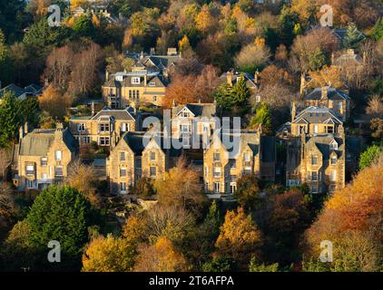 Vue sur de grandes villas individuelles dans la banlieue de The Grange vers le centre-ville d'Édimbourg de Blackford Hill en automne, Édimbourg, Écosse, Royaume-Uni Banque D'Images