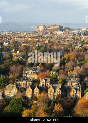 Vue sur la banlieue de la Grange avec de nombreuses grandes maisons individuelles chères vers le centre-ville d'Édimbourg de Blackford Hill en automne, Édimbourg, Scotl Banque D'Images