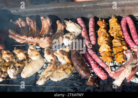 Carne en la barbacoa, salchichas, pinchos, alitas, chuletas Banque D'Images