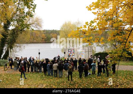 Menschen während einer Gedenkveranstaltung anlässlich des 34. Jahresstages des Falls der Berliner Mauer an der Mauergedenkstätte am Griebnitzsee in Potsdam, 9. Novembre 2023. Gedenken an Mauerfall in Potsdam *** personnes lors d'un événement commémoratif à l'occasion du 34e anniversaire de la chute du mur de Berlin au Mémorial du mur de Griebnitzsee à Potsdam, le 9 novembre 2023 commémoration de la chute du mur à Potsdam crédit : Imago/Alamy Live News Banque D'Images