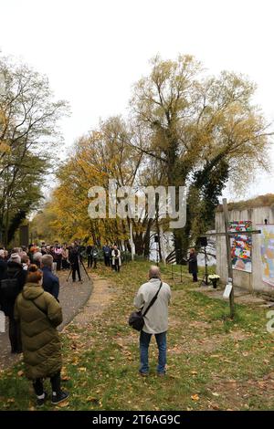 Menschen während einer Gedenkveranstaltung anlässlich des 34. Jahresstages des Falls der Berliner Mauer an der Mauergedenkstätte am Griebnitzsee in Potsdam, 9. Novembre 2023. Gedenken an Mauerfall in Potsdam *** personnes lors d'un événement commémoratif à l'occasion du 34e anniversaire de la chute du mur de Berlin au Mémorial du mur de Griebnitzsee à Potsdam, le 9 novembre 2023 commémoration de la chute du mur à Potsdam crédit : Imago/Alamy Live News Banque D'Images