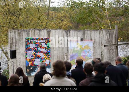 Menschen während einer Gedenkveranstaltung anlässlich des 34. Jahresstages des Falls der Berliner Mauer an der Mauergedenkstätte am Griebnitzsee in Potsdam, 9. Novembre 2023. Gedenken an Mauerfall in Potsdam *** personnes lors d'un événement commémoratif à l'occasion du 34e anniversaire de la chute du mur de Berlin au Mémorial du mur de Griebnitzsee à Potsdam, le 9 novembre 2023 commémoration de la chute du mur à Potsdam crédit : Imago/Alamy Live News Banque D'Images