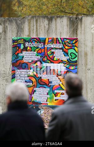 Menschen während einer Gedenkveranstaltung anlässlich des 34. Jahresstages des Falls der Berliner Mauer an der Mauergedenkstätte am Griebnitzsee in Potsdam, 9. Novembre 2023. Gedenken an Mauerfall in Potsdam *** personnes lors d'un événement commémoratif à l'occasion du 34e anniversaire de la chute du mur de Berlin au Mémorial du mur de Griebnitzsee à Potsdam, le 9 novembre 2023 commémoration de la chute du mur à Potsdam crédit : Imago/Alamy Live News Banque D'Images