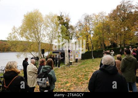 Menschen während einer Gedenkveranstaltung anlässlich des 34. Jahresstages des Falls der Berliner Mauer an der Mauergedenkstätte am Griebnitzsee in Potsdam, 9. Novembre 2023. Gedenken an Mauerfall in Potsdam *** personnes lors d'un événement commémoratif à l'occasion du 34e anniversaire de la chute du mur de Berlin au Mémorial du mur de Griebnitzsee à Potsdam, le 9 novembre 2023 commémoration de la chute du mur à Potsdam crédit : Imago/Alamy Live News Banque D'Images