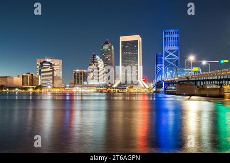 Skyline de Jacksonville Floride USA illuminé la nuit Banque D'Images