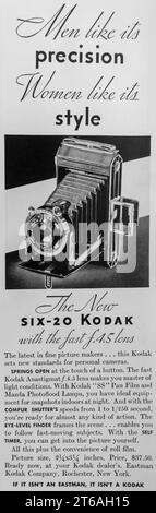 1934 appareil photo Kodak six-20 avec objectif f 4,5 ad. « Les hommes aiment sa précision, les femmes aiment son style. » Banque D'Images