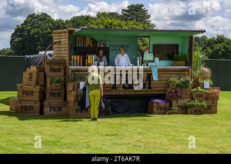 Les femmes travaillent sur le stand commercial (point de collecte mobile des paniers de pique-nique de Fortnum) - RHS Flower Show 2023, Tatton Park, Cheshire Angleterre Royaume-Uni Banque D'Images