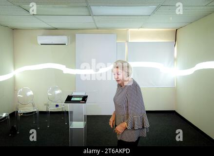 ORANJESTAD - la Princesse Beatrix dévoile le nouveau logo du téléphone pour enfants d'Aruba lors d'une visite au siège de Telefon pa Hubentud. Après une visite de deux jours à Curaçao, la princesse est maintenant à Aruba pour deux jours. Les deux visites ont porté sur la protection des écosystèmes et les initiatives sociales. ANP KOEN VAN WEEL netherlands Out - belgique Out Banque D'Images