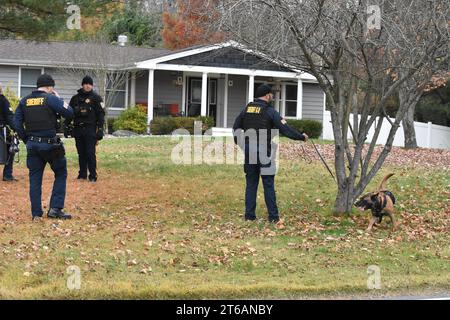 Helmetta, États-Unis. 09 novembre 2023. Les autorités convergent vers la maison appartenant à Gregory Yetman. La recherche par le FBI de Gregory Yetman, suspect recherché en relation avec l'attaque du 6 janvier sur le Capitole des États-Unis entre le jour 2 à Helmetta. Les équipes swat du FBI et la joint Terrorism Task Force ont fouillé la propriété de Gregory Yetman, jeudi matin. Gregory Yetman est recherché dans le cadre de l'attaque du 6 janvier 2021 contre le Capitole américain à Washington, DC. Crédit : SOPA Images Limited/Alamy Live News Banque D'Images