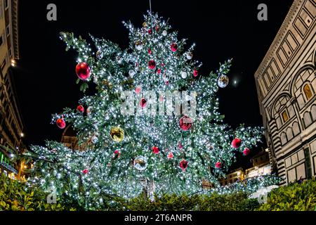 Sapin de Noël illuminé dans le centre de Florence pendant les vacances Banque D'Images