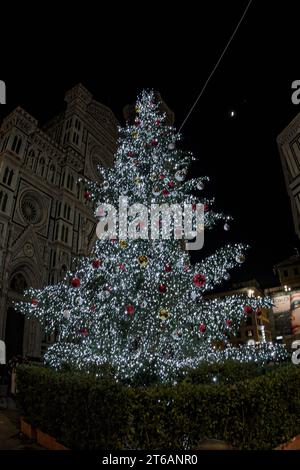 Sapin de Noël illuminé dans le centre de Florence pendant les vacances Banque D'Images