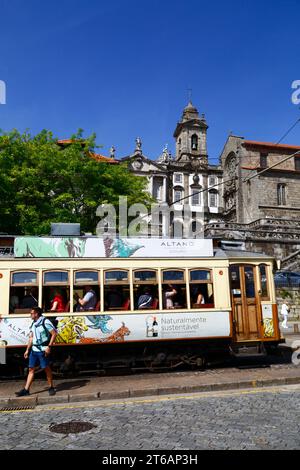 Tramway à l'ancienne à la station Infante, église San Francisco en arrière-plan, quartier de Ribeira, Porto / Porto, Portugal Banque D'Images