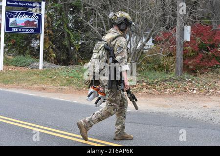 Helmetta, États-Unis. 09 novembre 2023. Les autorités convergent vers la maison appartenant à Gregory Yetman. La recherche par le FBI de Gregory Yetman, suspect recherché en relation avec l'attaque du 6 janvier sur le Capitole des États-Unis entre le jour 2 à Helmetta. Les équipes swat du FBI et la joint Terrorism Task Force ont fouillé la propriété de Gregory Yetman, jeudi matin. Gregory Yetman est recherché dans le cadre de l'attaque du 6 janvier 2021 contre le Capitole américain à Washington, DC. (Photo de Kyle Mazza/SOPA Images/Sipa USA) crédit : SIPA USA/Alamy Live News Banque D'Images