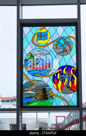 Panneau vitrail dans le terminal ferry de Lerwick, par Stella Walterson et Harry Tait. Banque D'Images