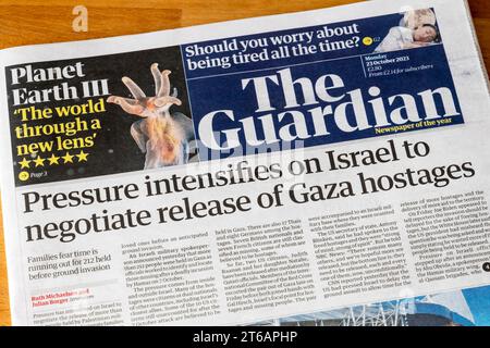 23 octobre 2023. Le titre de Guardian lit que la pression s'intensifie sur Israël pour négocier la libération des otages de Gaza. Banque D'Images