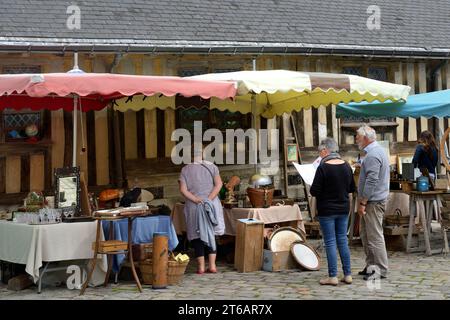 Marché aux puces, Brocante, devant Eglise Sainte Catherine, place Sainte Catherine, Honfleur, Calvados, Basse Normandie, Normandie, France, Europe Banque D'Images