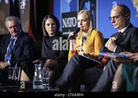 Panel d'ouverture zum thème : mi-chemin vers Washington DC : intégrer les efforts politiques, techniques et militaires pour renforcer la contribution de la cyber à notre posture globale de dissuasion et de défense mit hier im Bild L-R : Jean Asselborn, Aussenminister von Luxemburg, Annalena Baerbock, Bundesaussenministerin, Elina Valtonen, Aussenministerin von Finnland, Igli Hasani, Aussenminister von Albanien, im Rahmen der Eroeffnung der NATO Cyberkonferenz im Auswaertigen AMT à Berlin, 09.11.2023. Berlin Deutschland *** Panel d'ouverture à mi-chemin de Washington DC intégrant l'effo politique, technique et militaire Banque D'Images