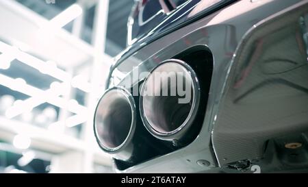 Echappement de voiture. Nouveaux tuyaux d'échappement de voiture. Tuyau d'échappement d'une voiture étrangère, gros plan. Banque D'Images