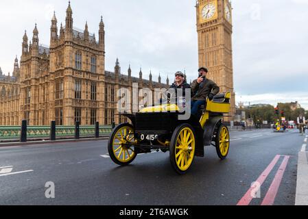 1901 voiture Wolseley participant à Londres à Brighton course de voitures vétérans, événement automobile vintage passant par Westminster. Drew Pritchard comme passager Banque D'Images