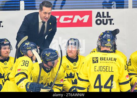 Vaxjo, Suède. 09 novembre 2023. L'entraîneur-chef de la Suède Sam Hallam parle aux joueurs lors de l'Euro Hockey Tour Karjala Tournament match de hockey sur glace du groupe H entre la Suède et la République tchèque au Vida Arena à Vaxjo, Suède, le 09 novembre 2023.photo : Mikael Fritzon/TT/kod 62360 crédit : TT News Agency/Alamy Live News News Banque D'Images