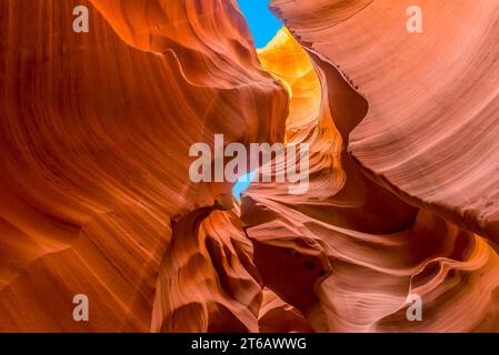 Une vue du fond du canyon regardant vers le ciel près de l'entrée de Lower Antelope, Canyon, page, Arizona Banque D'Images