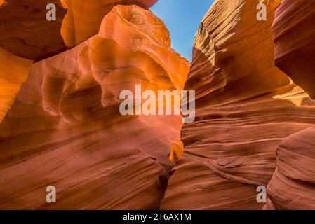 Une vue du passage étroit dans le canyon autour de l'entrée de Lower Antelope, Canyon, page, Arizona Banque D'Images