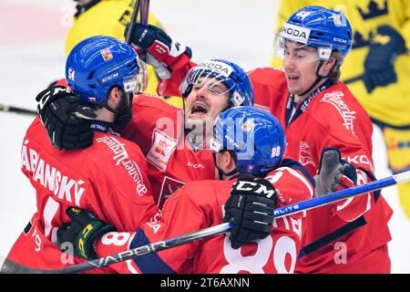 Vaxjo, Suède. 09 novembre 2023. Jakub Flek (C), de la République tchèque, célèbre le pointage lors du tournoi Euro Hockey Tour Karjala du groupe H de hockey sur glace entre la Suède et la République tchèque au Vida Arena à Vaxjo, Suède, le 09 novembre 2023.photo : Mikael Fritzon/TT/kod 62360 crédit : TT News Agency/Alamy Live News Banque D'Images