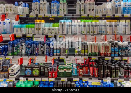 Italie - 09 novembre 2023 : sprays corporels déodorants de différents types et marques affichés sur les étagères à vendre dans un supermarché italien Banque D'Images