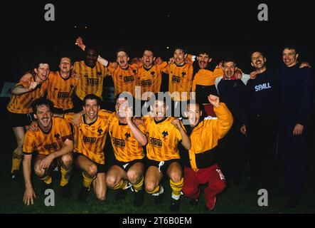 Promotion les loups célèbrent le 1988 mai. Front Alistair Robertson, Steve Bull, Micky Holmes, Andy Thompson, Nigel Vaughan. Derrière Andy Mutch, Keith Downing, Floyd Streete, Phil Robinson, Gary Bellamy, Jackie Gallagher, Barry Powell, Paul Darby, Graham Turner. Banque D'Images