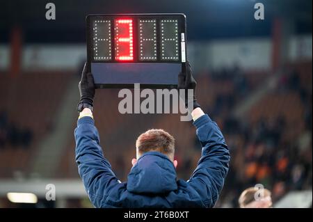 Sideline arbitre montre 4 minutes de temps supplémentaire pendant le match de football. Banque D'Images