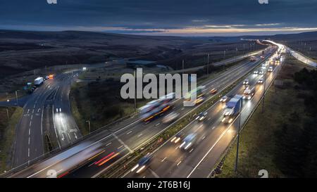 Une vue aérienne de la sortie 22 (Rockingstone Moss) de l'autoroute M62, Saddleworth Moor, West Yorkshire. Banque D'Images