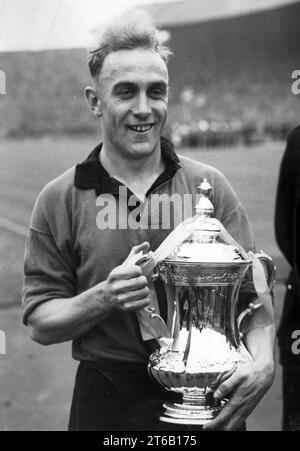 Capitaine des loups Billy Wright avec la FA Cup à Wembley en 1949 Banque D'Images