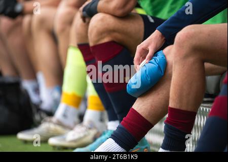 Le footballeur blessé est sur le terrain. Banque D'Images