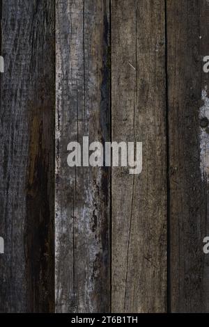 Une image captivante avec des planches de pin vieillis uniformément disposées, mettant en valeur une gamme de couleurs de bois influencées par les éléments : pluie, soleil et vent. Le Banque D'Images