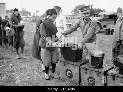 Prisonniers de guerre italiens nourris après leur désentraînement à la gare de Wadi al-Sarar, Palestine mandataire, collection de photographies G. Eric et Edith Matson, 21 décembre 1940 Banque D'Images