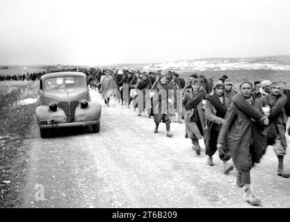 Prisonniers de guerre italiens marchant le long de la route après leur désentraînement à la gare de Wadi al-Sarar, Palestine mandataire, Collection de photographies G. Eric et Edith Matson, 21 décembre 1940 Banque D'Images