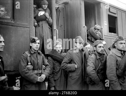 Désentraînement des prisonniers de guerre italiens à la gare de Wadi al-Sarar, Palestine obligatoire, Collection de photographies G. Eric et Edith Matson, 21 décembre 1940 Banque D'Images