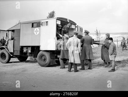 Prisonnier de guerre italien sur civière transporté dans une ambulance après son désentraînement à la gare de Wadi al-Sarar, Palestine mandataire, collection de photographies G. Eric et Edith Matson, 21 décembre 1940 Banque D'Images