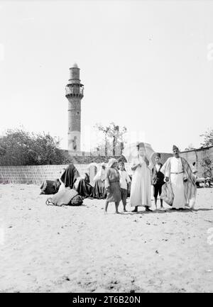 Groupe de musulmans avec minaret en arrière-plan, Nabi Rubin, Palestine mandataire, G. Eric et Edith Matson Photographie Collection, 1940 Banque D'Images