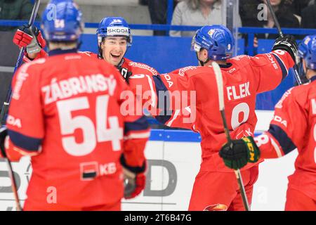 Vaxjo, Suède. 09 novembre 2023. Adam Kubik (#59) de la République tchèque célèbre les buts avec son coéquipier Jakub Flek lors de l'Euro Hockey Tour Karjala Tournament match de hockey sur glace du groupe H entre la Suède et la République tchèque au Vida Arena à Vaxjo, Suède, le 09 novembre 2023.Foto : Mikael Fritzon/TT/kod 62360 crédit : TT News Agency/Alamy Live News Banque D'Images