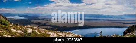 WY05751-00...WYOMING - vue sur Jackson Hole, y compris les lacs Jackson et Jenny depuis Hanging Canyon dans le parc national de Grand Teton. Banque D'Images