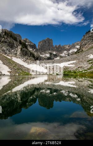 WY05752-00...WYOMING - Rock of Ages dominant le lac Ramshead dans le parc national de Grand Teton. Banque D'Images