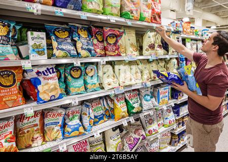 Miami Beach Floride, supermarché d'épicerie Publix, intérieur intérieur à l'intérieur, étagère d'affichage de vente d'étagères, marché alimentaire, affaires, allée, snack c Banque D'Images