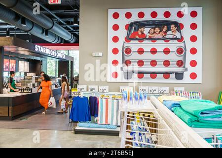 Miami Beach, Floride, grand magasin de rabais Target, intérieur intérieur, étalage des étagères, logo rouge, barista Starbucks Coffee, hommes Banque D'Images