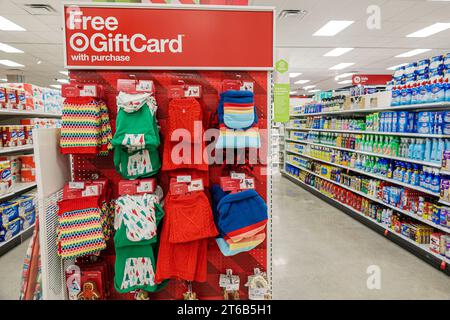 Miami Beach, Floride, grand magasin de rabais Target, intérieur intérieur, étalage de vente sur étagères, carte-cadeau gratuite avec achat de bas de chaussettes, s Banque D'Images