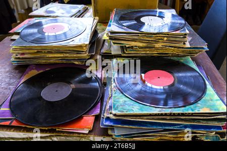 des tas de vieux disques de musique noire gâtés. Vieux disques vinyles Banque D'Images
